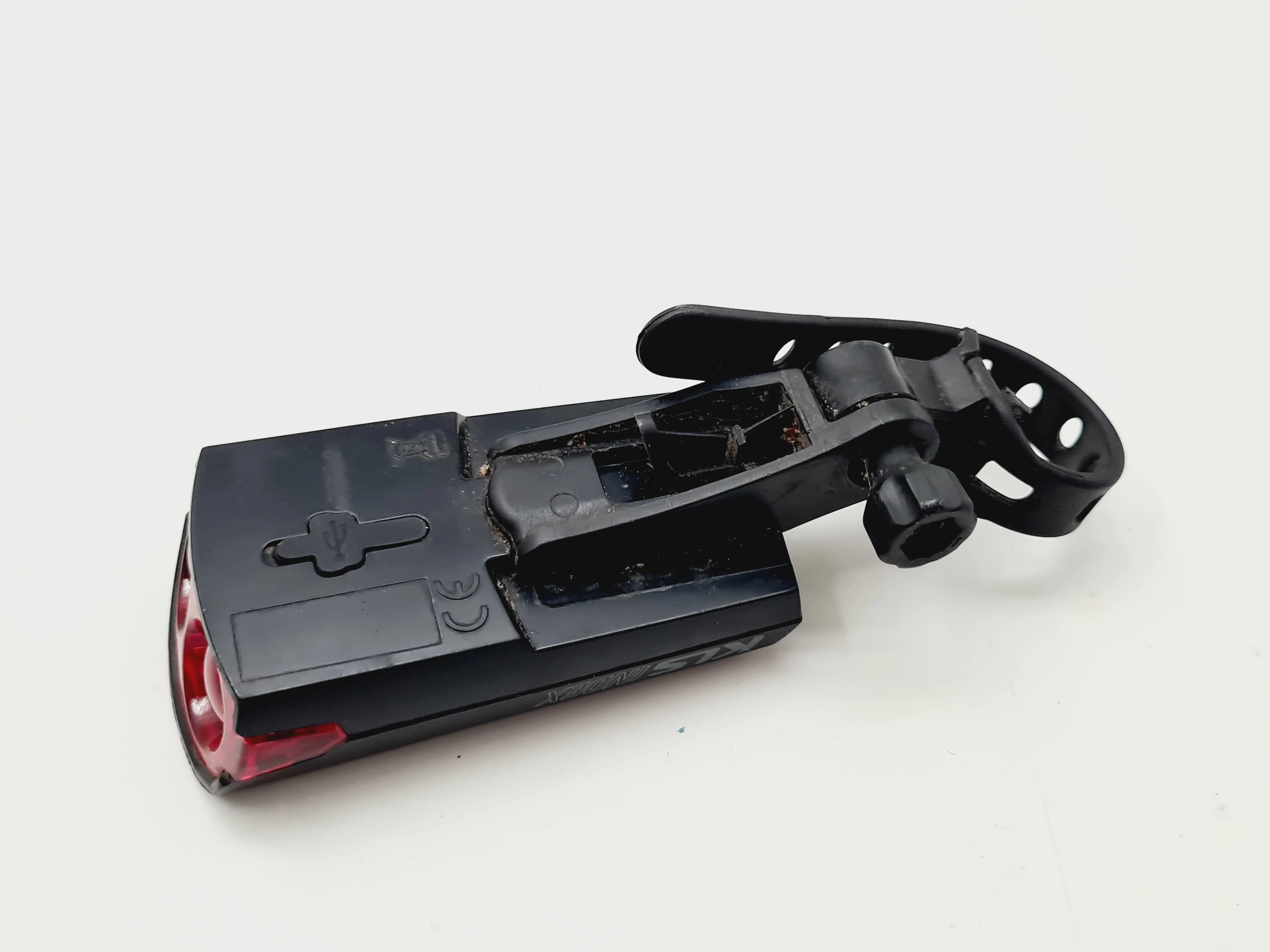 lampka-tylna-akumulatorowa-kellys-index-montaz-siodelko