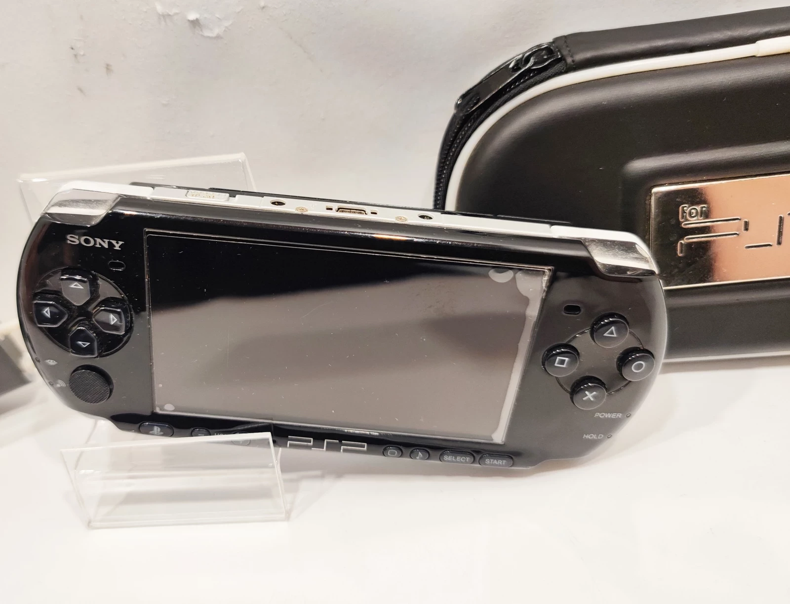 konsola-psp-z-etui-przerobiona-z-wgranymi-grami-stan-uzywany