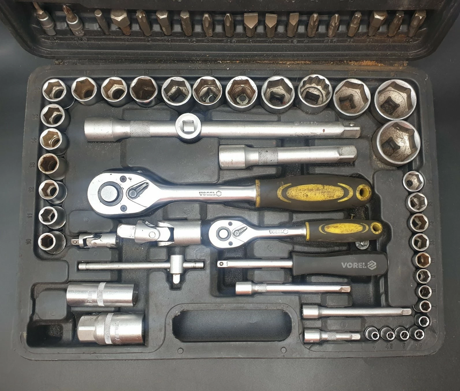 zestaw-kluczy-nasadowych-vorel-58683-walizka-opis-stan-uzywany
