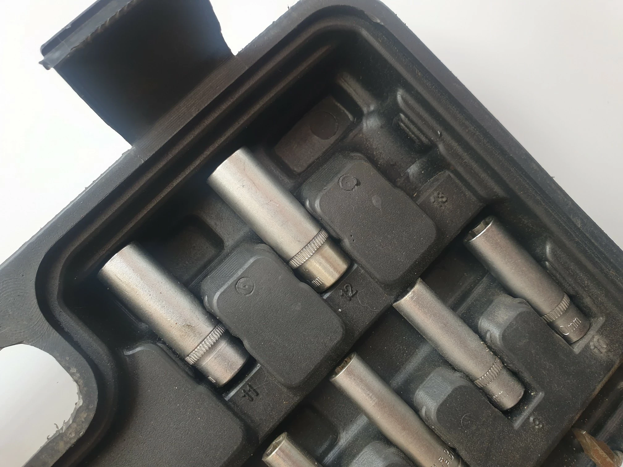 zestaw-kluczy-nasadowych-vorel-58683-walizka-opis-ean-gtin-5906083586835