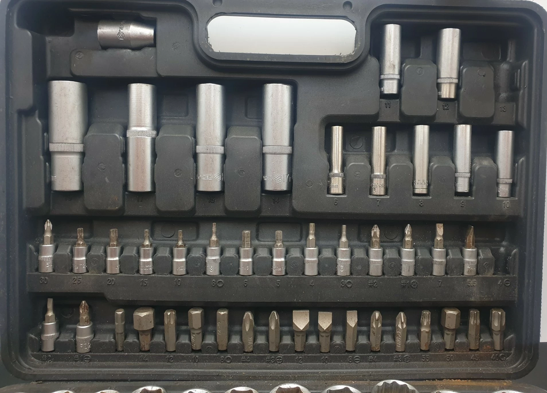 zestaw-kluczy-nasadowych-vorel-58683-walizka-opis-marka-vorel