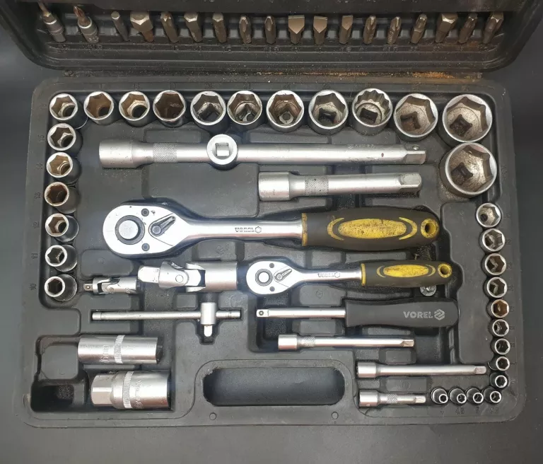 zestaw-kluczy-nasadowych-vorel-58683-walizka-opis-stan-uzywany