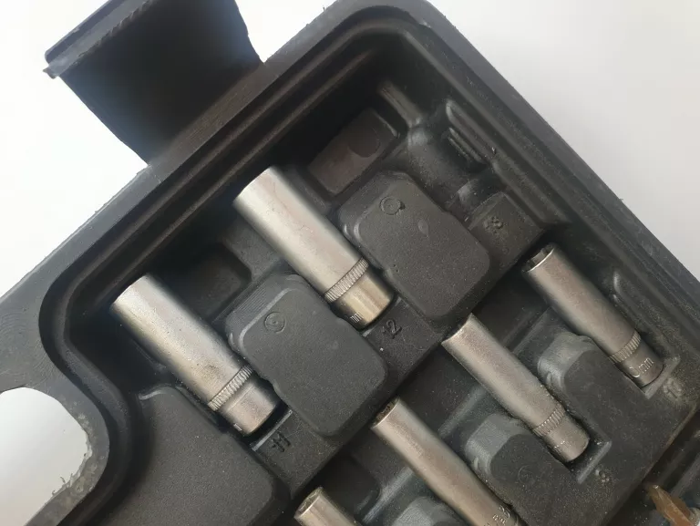 zestaw-kluczy-nasadowych-vorel-58683-walizka-opis-ean-gtin-5906083586835