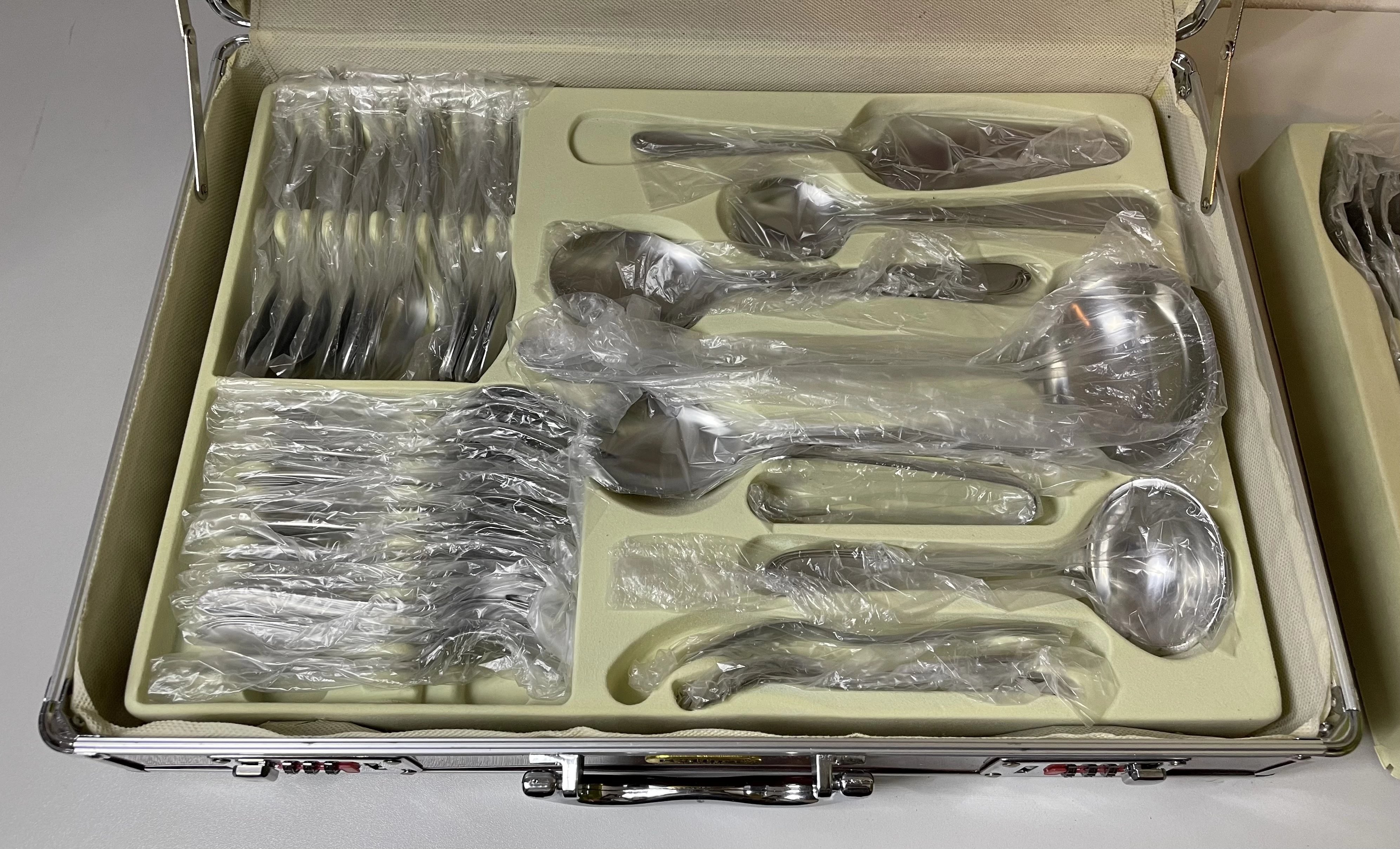 komplet-sztuccow-hoffner-elegance-72-el-walizka-liczba-elementow-w-zestawie-72