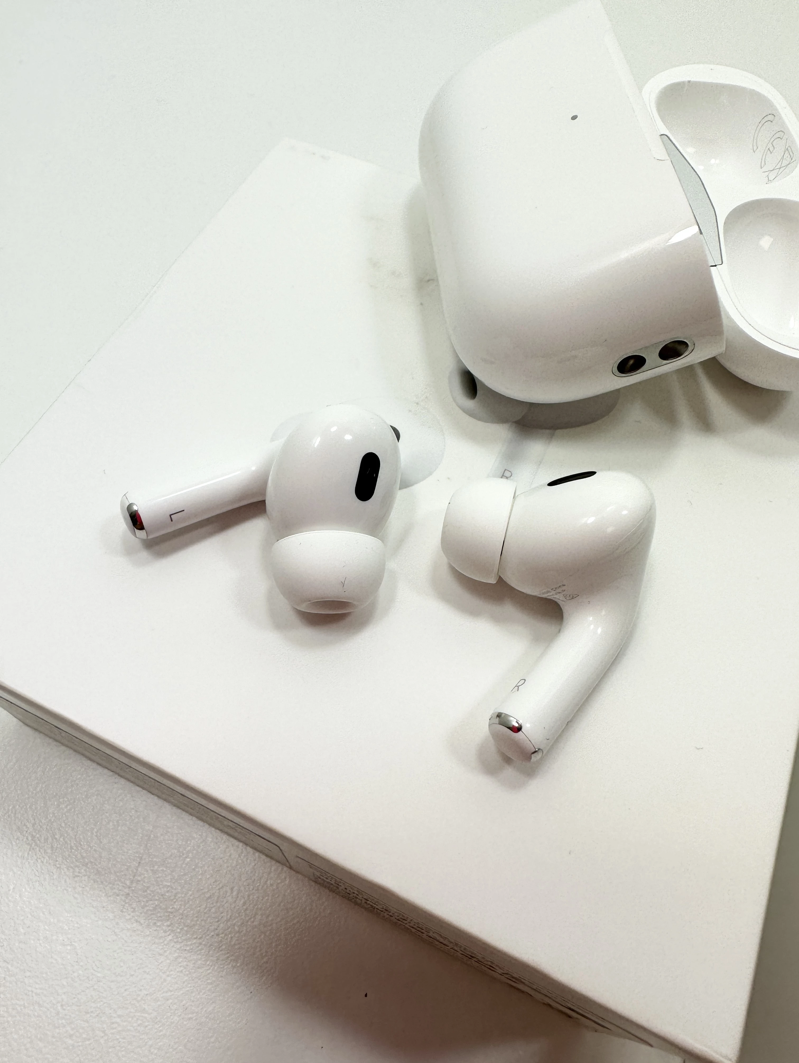 sluchawki-apple-airpods-pro-2-gen-powystawowe-stan-powystawowy