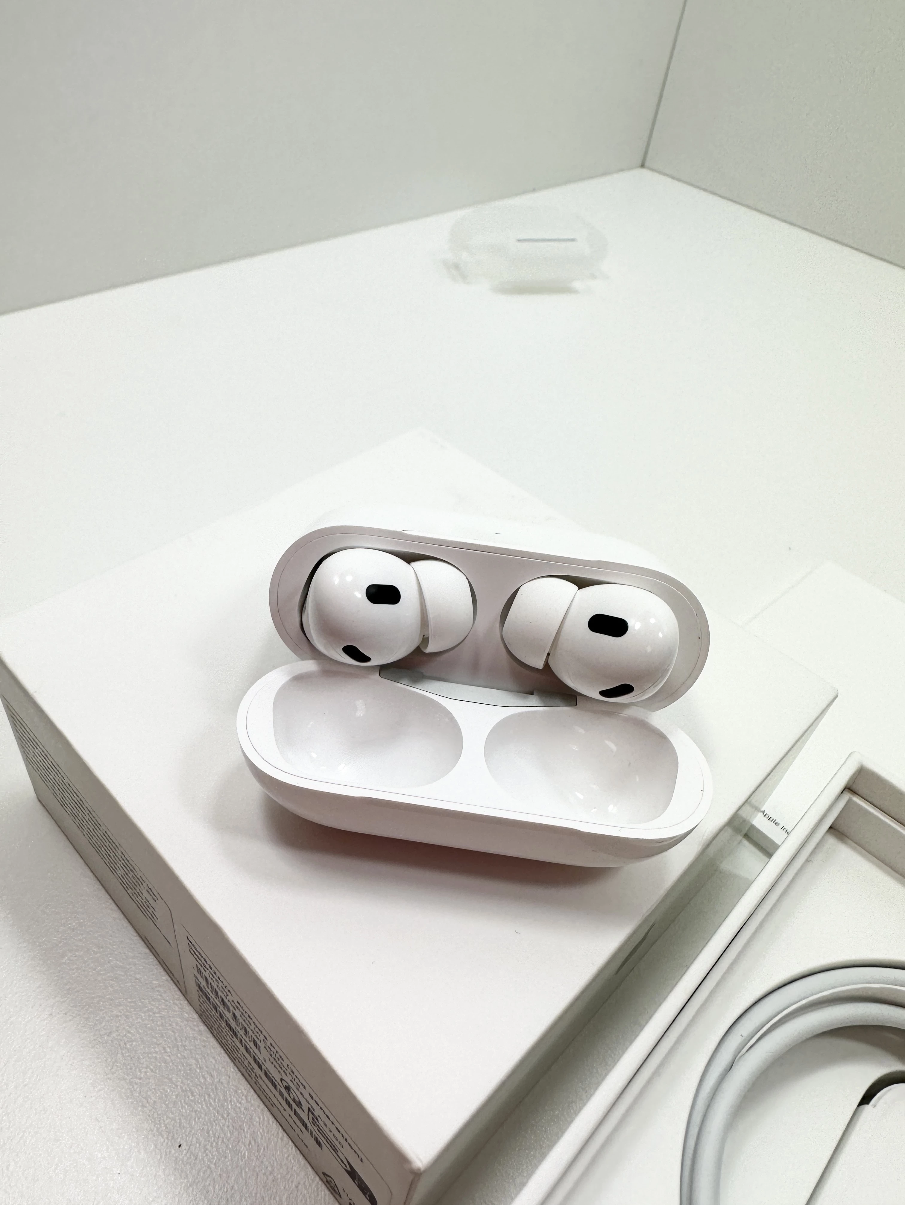 sluchawki-apple-airpods-pro-2-gen-powystawowe-rodzaj-sluchawek-dokanalowe