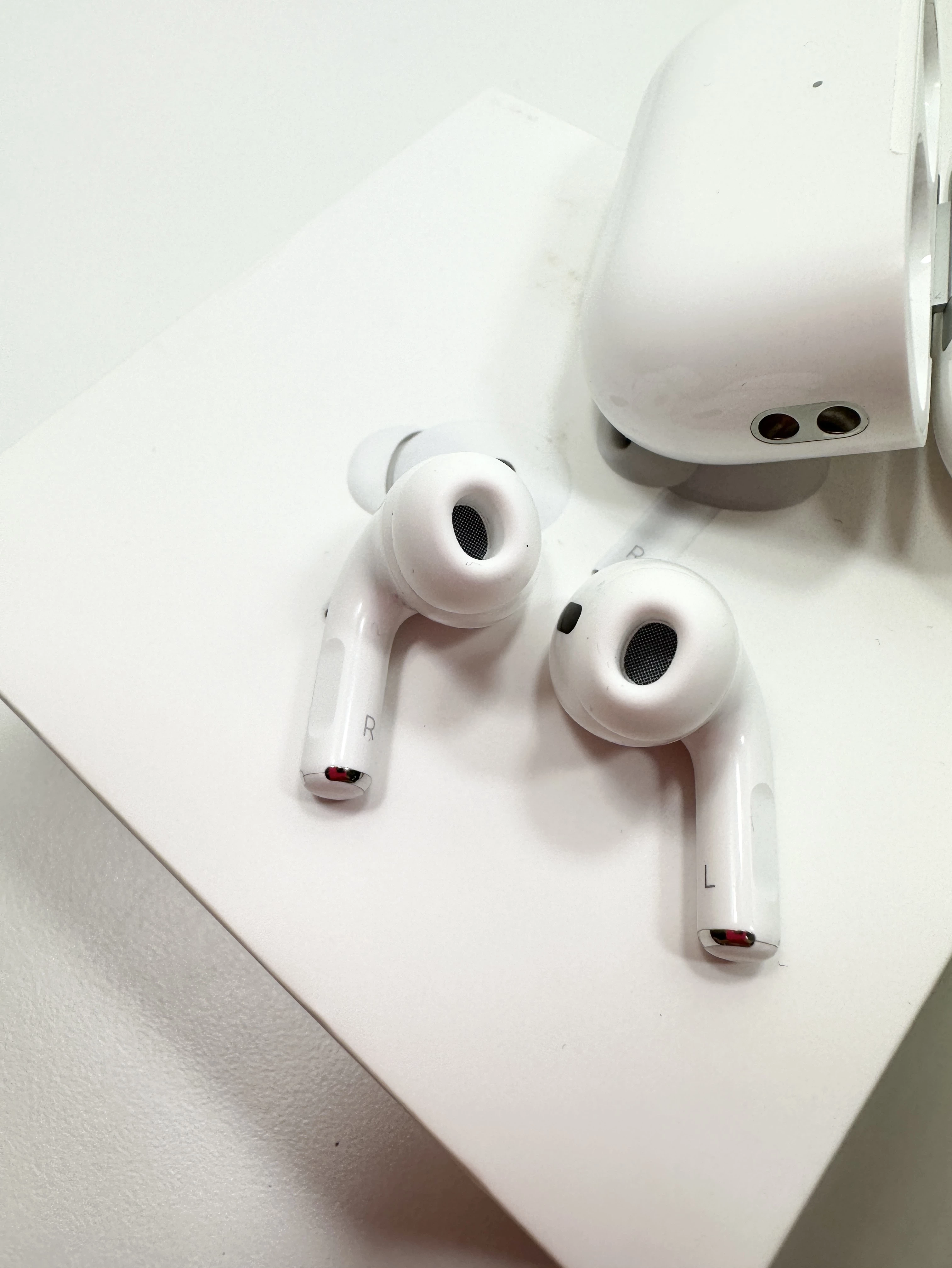 sluchawki-apple-airpods-pro-2-gen-powystawowe-marka-apple