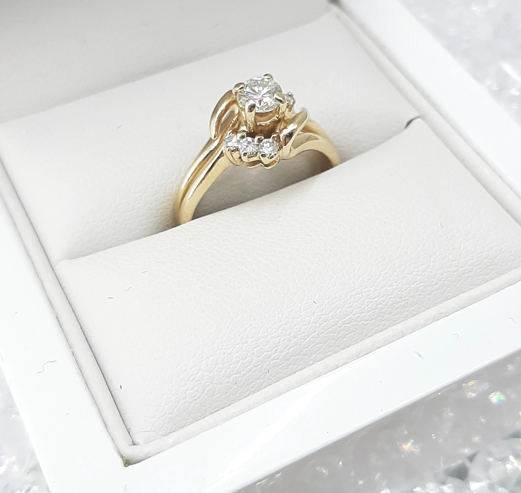 zloty-pierscionek-z-brylantami-pr585-345g-r15-marka-zlocisto