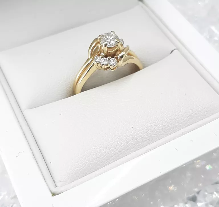 zloty-pierscionek-z-brylantami-pr585-345g-r15-marka-zlocisto