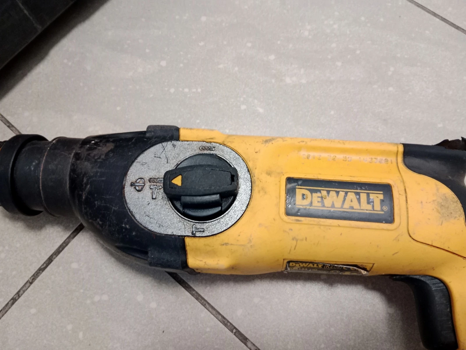 mlotowiertarka-dewalt-d25123-qs-maksymalna-moc-800