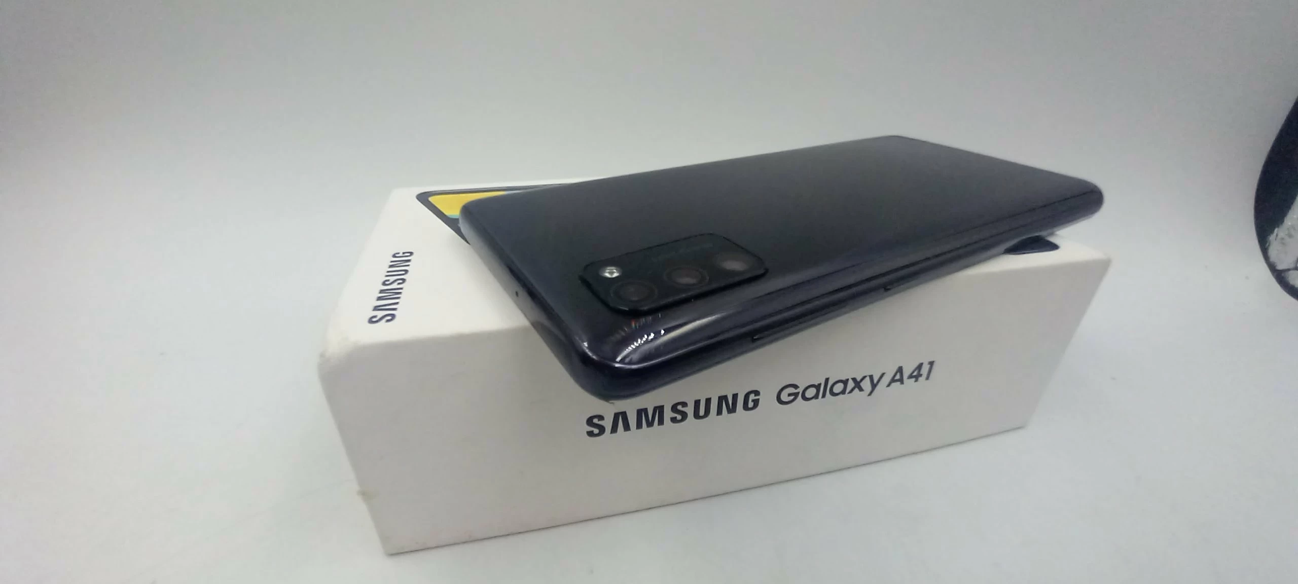telefon-samsung-galaxy-a41-4gb64gb-przekatna-ekranu-610