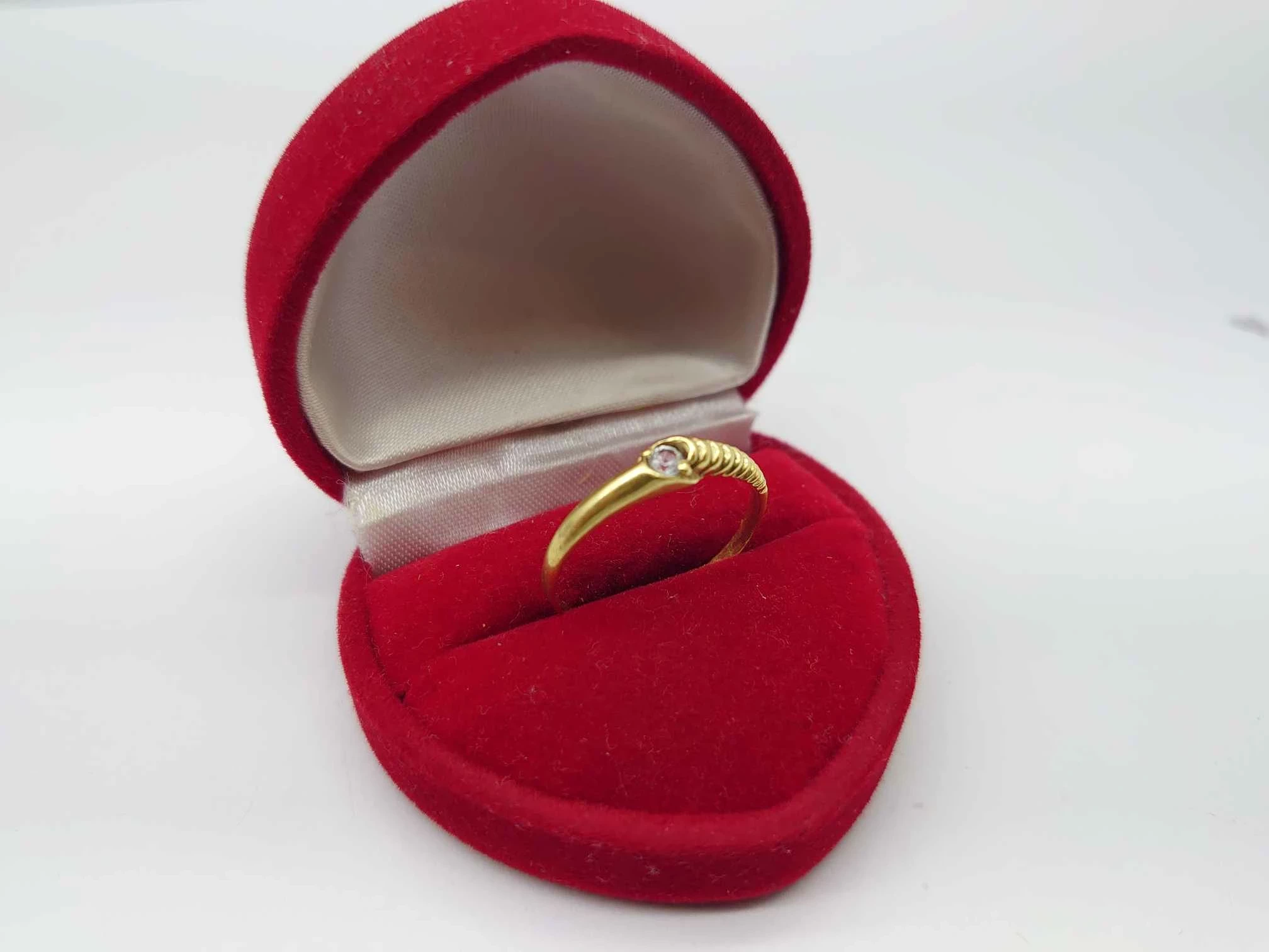 delikatny-zloty-pierscionek-proba-585-139-g-r17-jana-pawla-ii-9426-plock