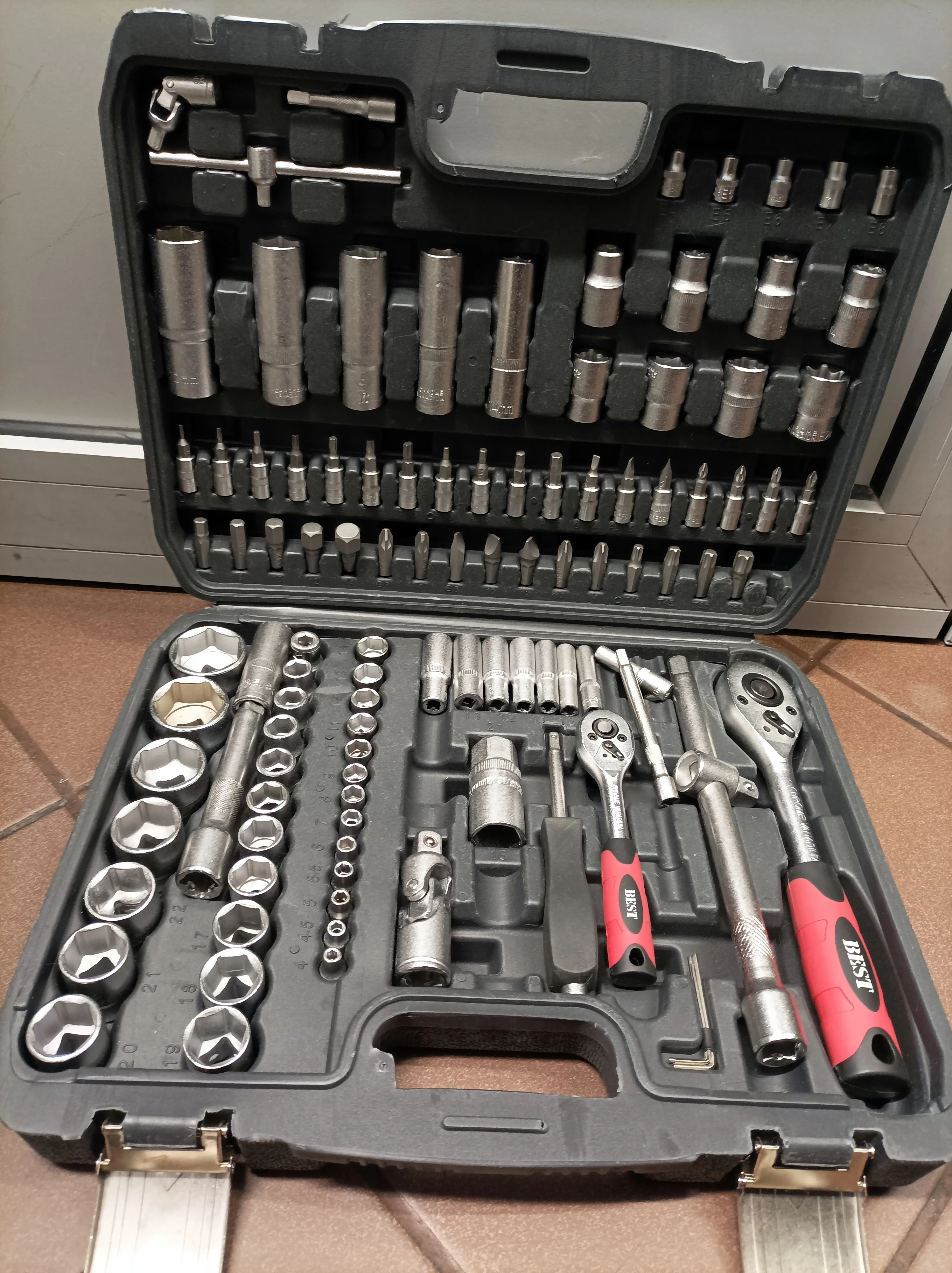 zestaw-kluczy-nasadowych-108-el-best-ean-gtin-12334564562