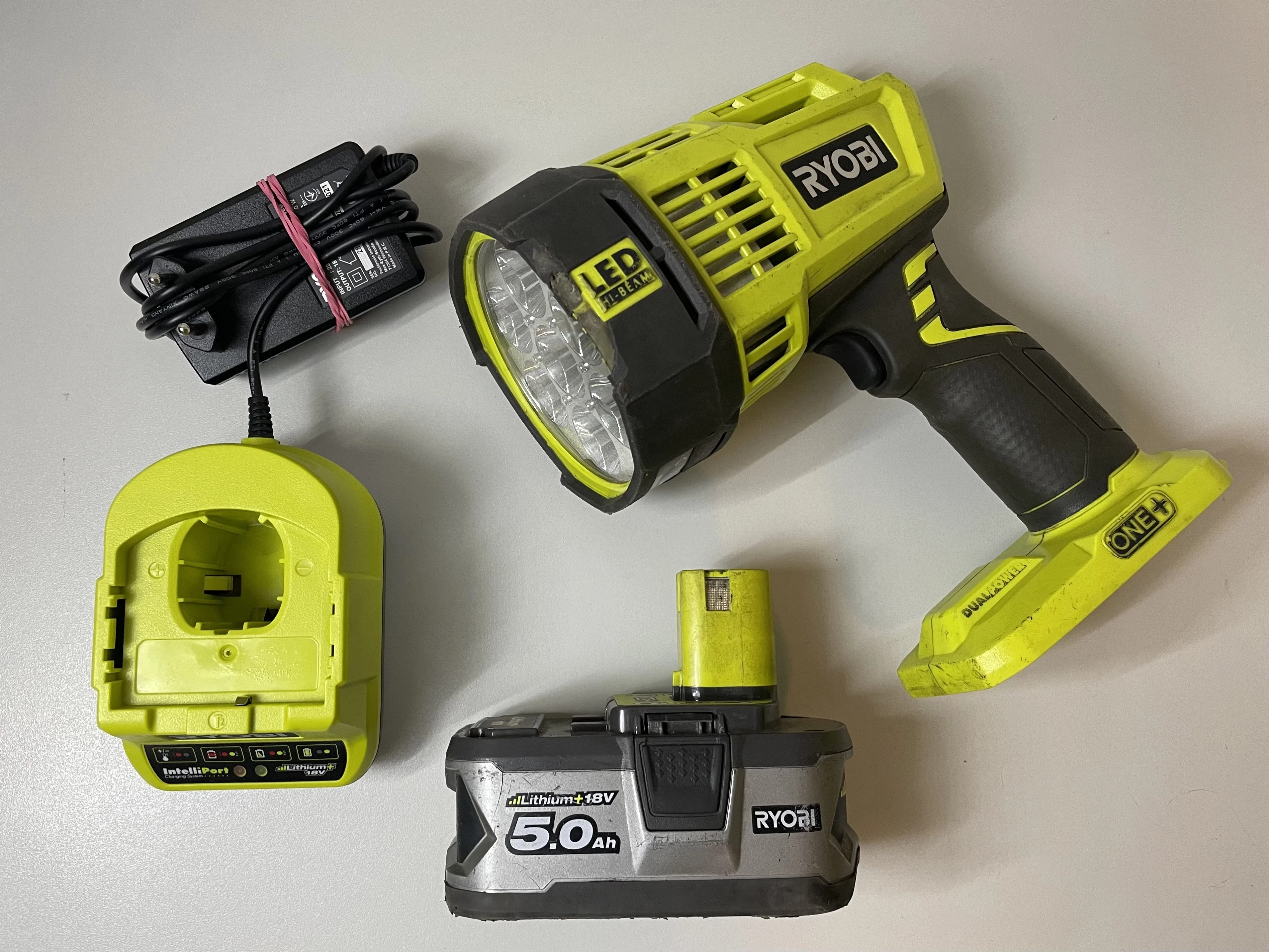 latarka-ryobi-one-r18spl-aku-50ah-rb18l50-lad-temperatura-barwowa-5500