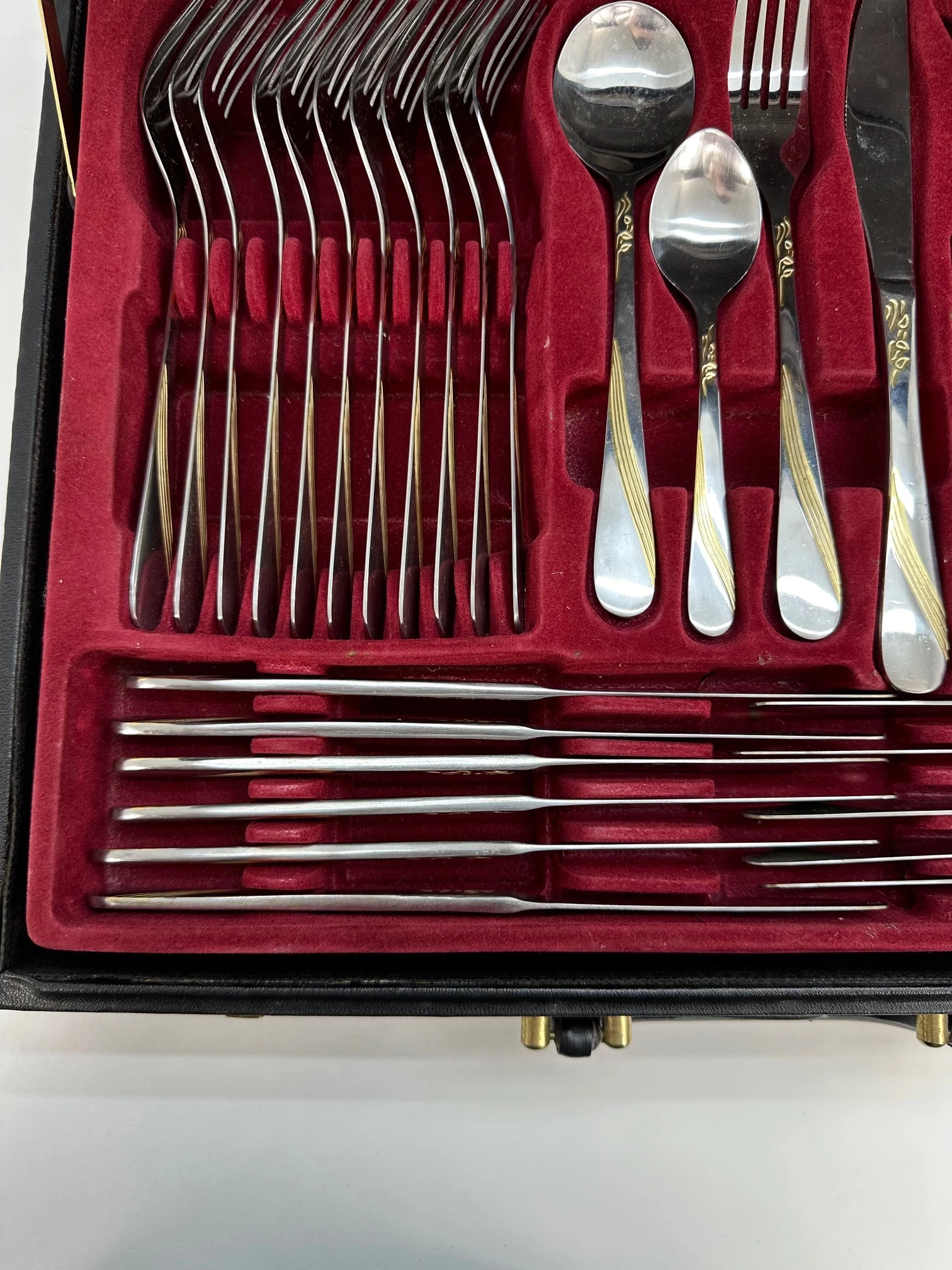 sztucce-solingen-1810-72-szt-w-walizce-product-id-f2fd8fa6-7858-43b8-927d-e33a193fde06