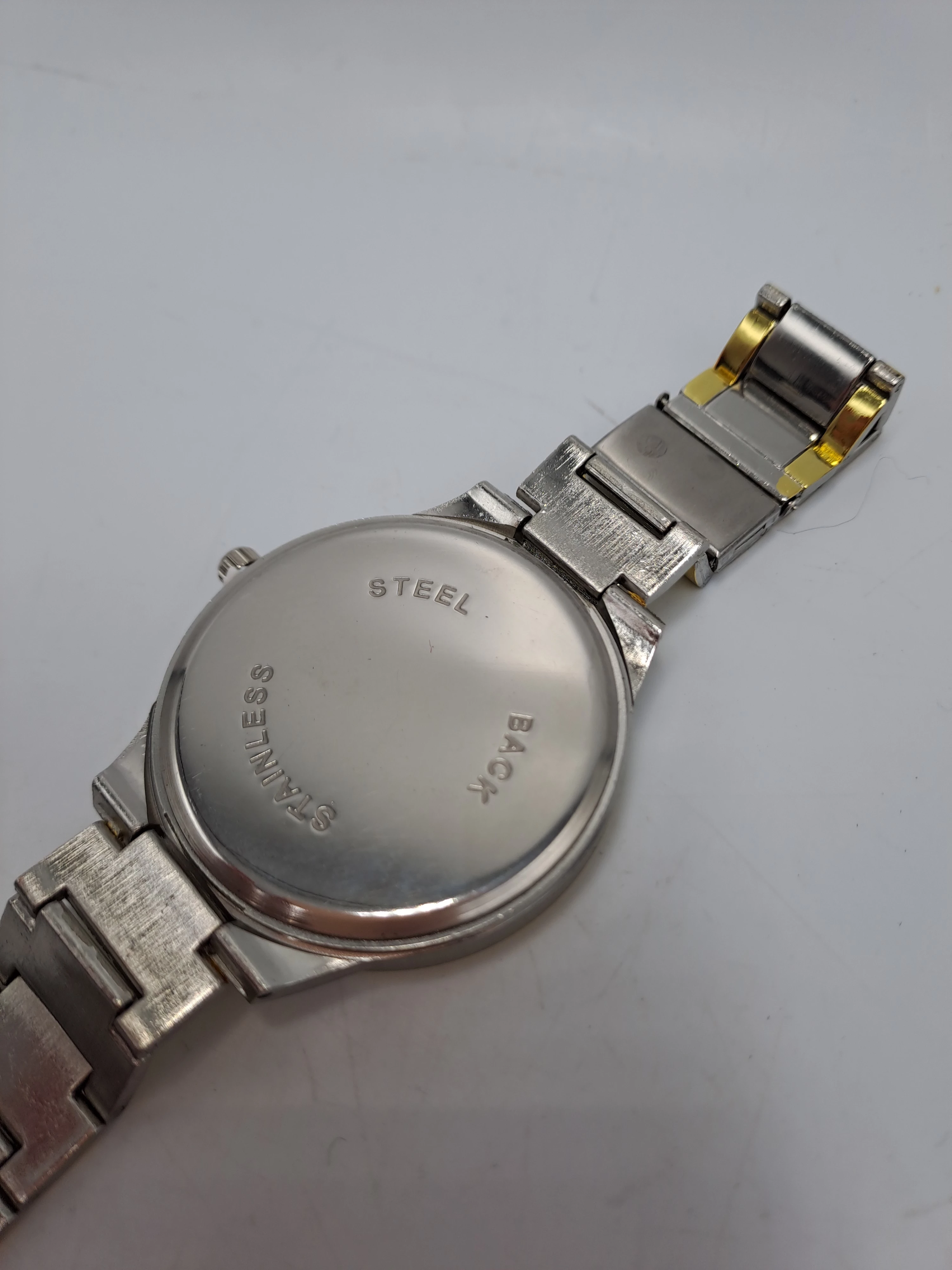 zegarek-meski-ksztalt-koperty-okragla