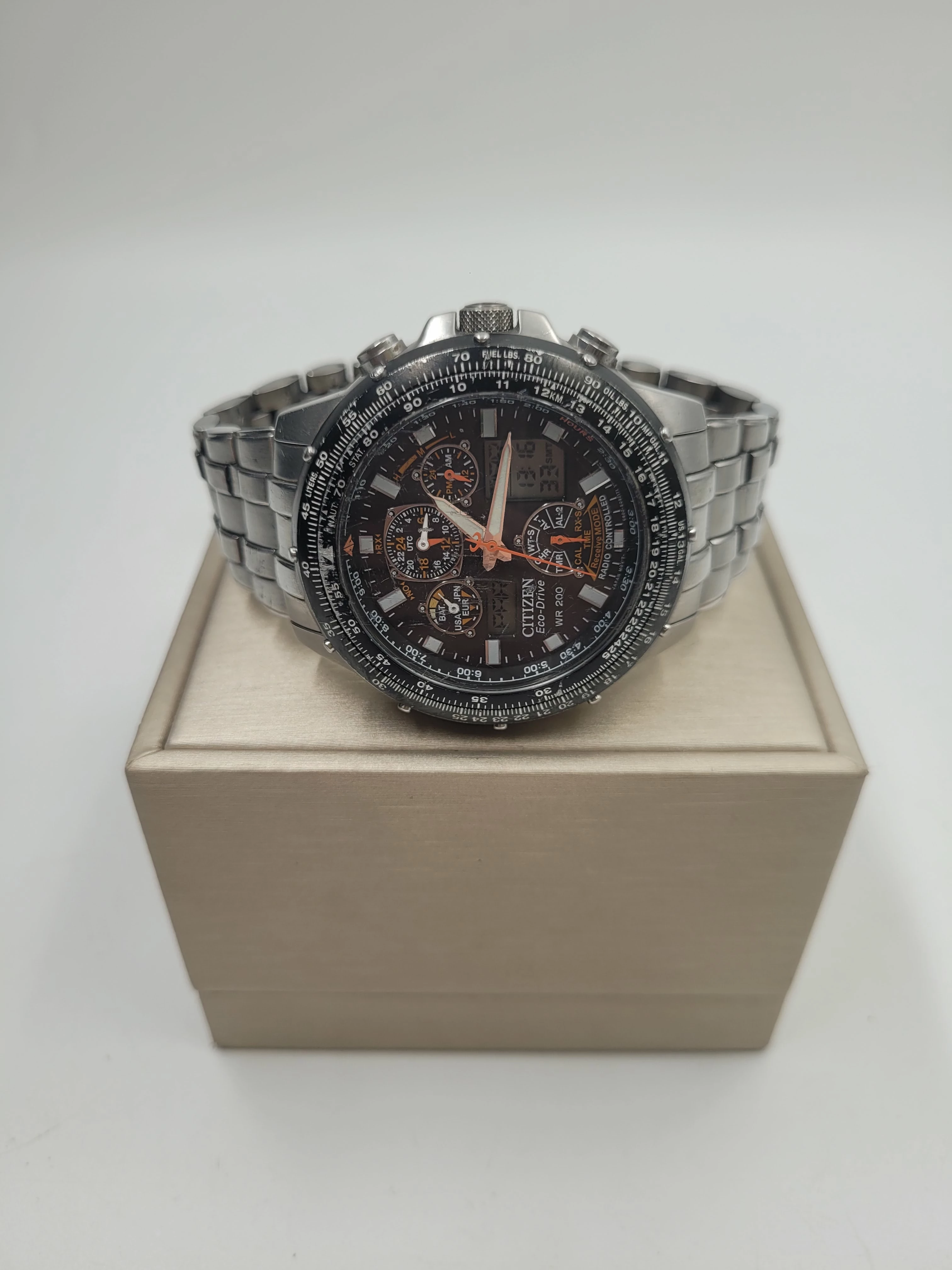 citizen-skyhawk-eco-drive-u600-s041341-funkcje-datownik