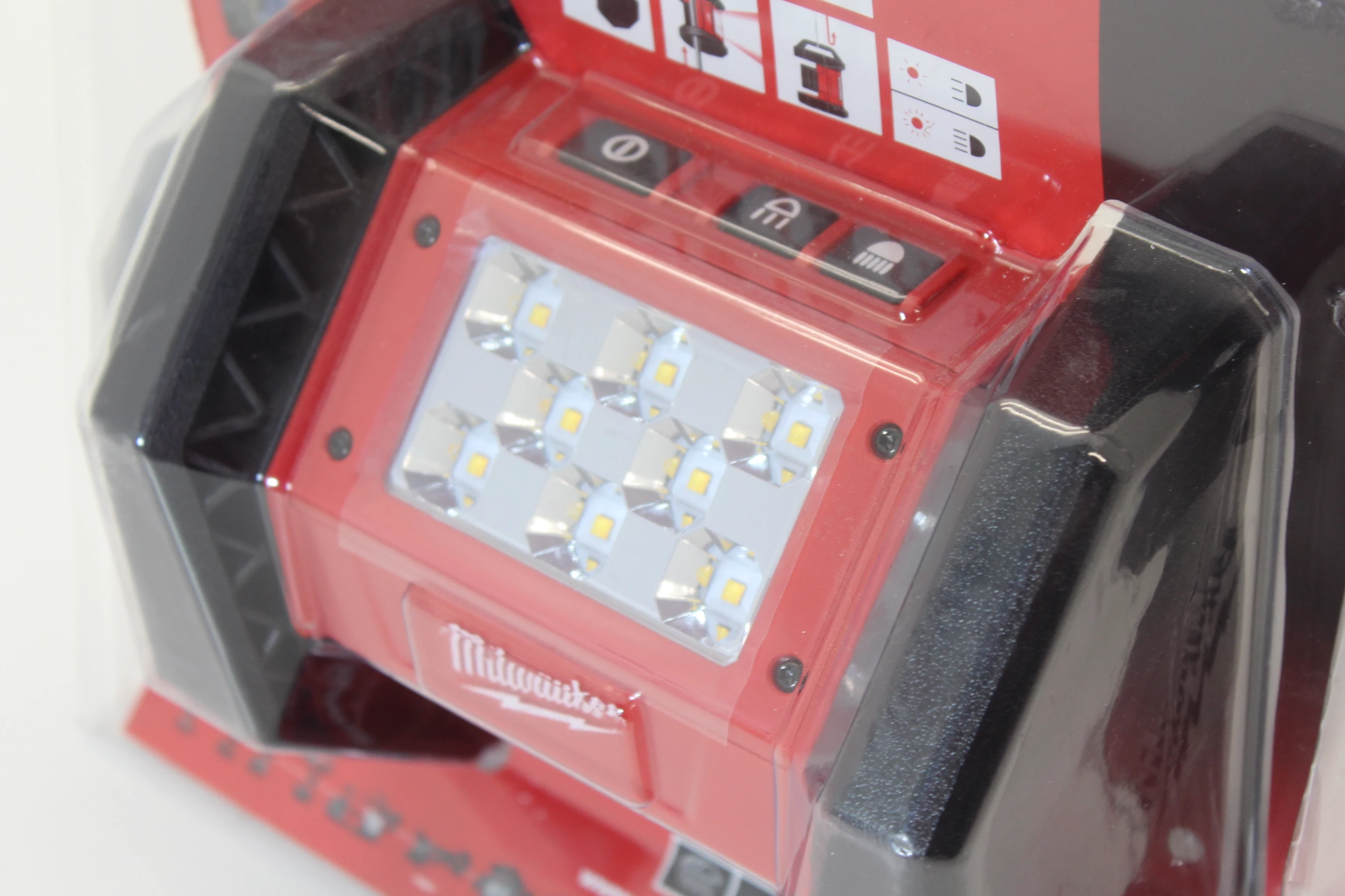 latarka-halogenowa-milwaukee-m18-al-marka-milwaukee