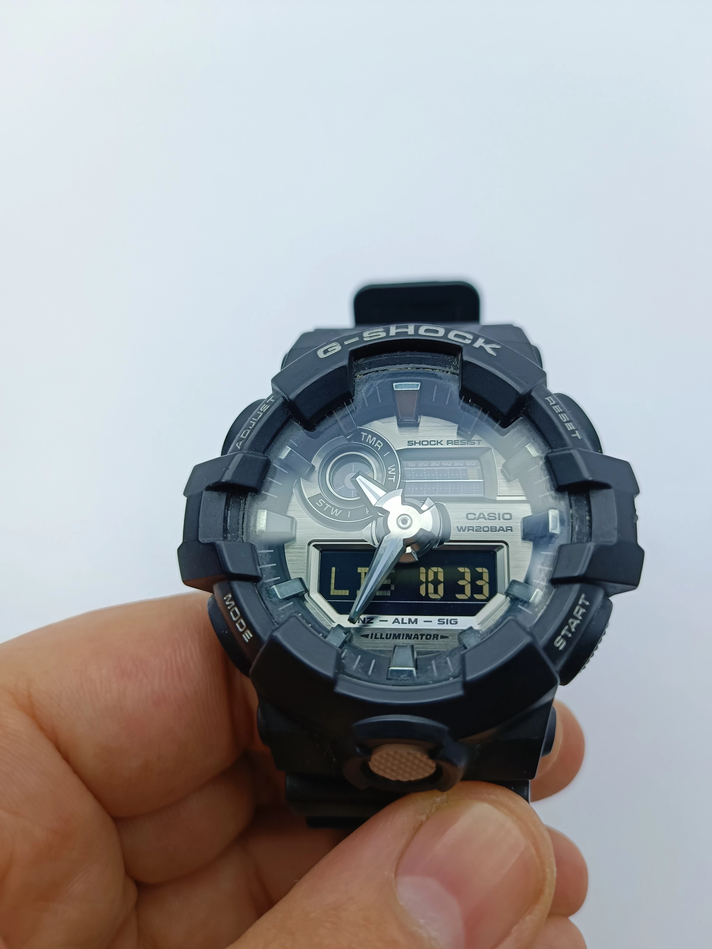 zegarek-casio-g-shock-ga-710-silver-mechanizm-kwarcowy