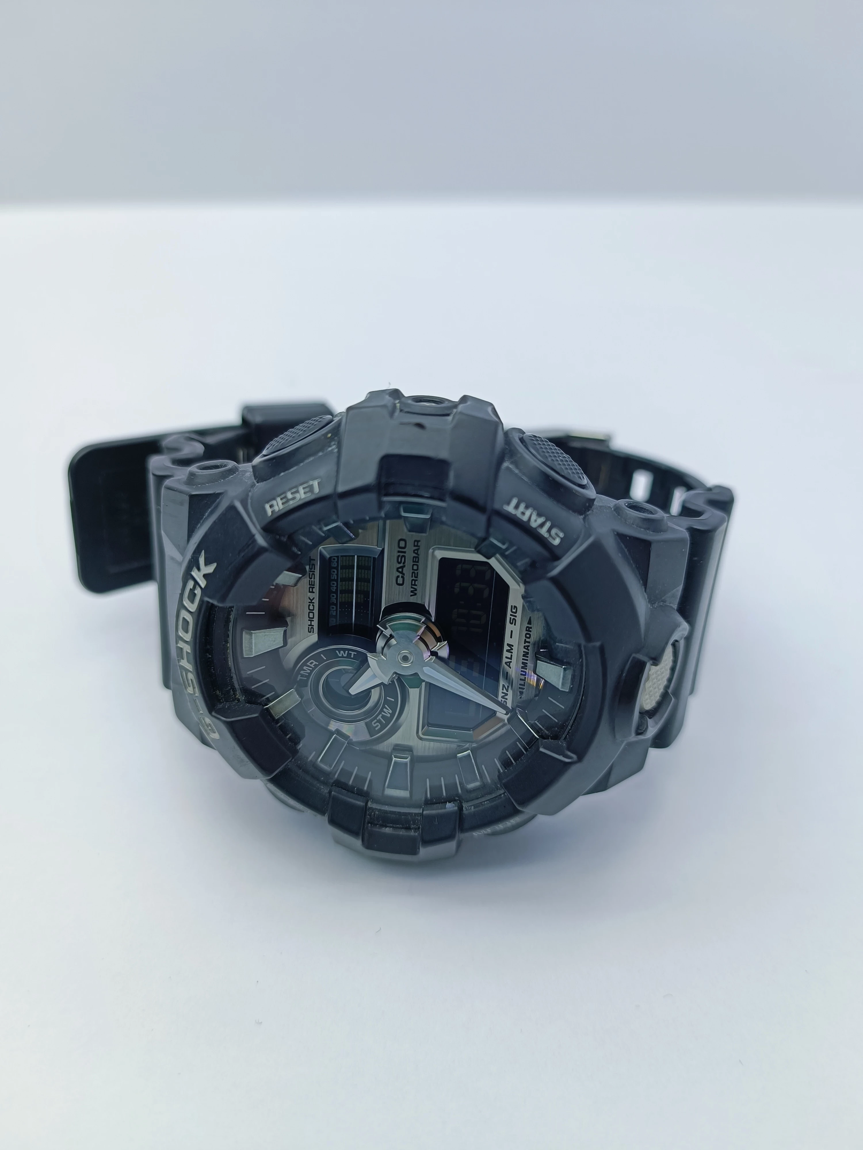 zegarek-casio-g-shock-ga-710-silver-typ-nareczny