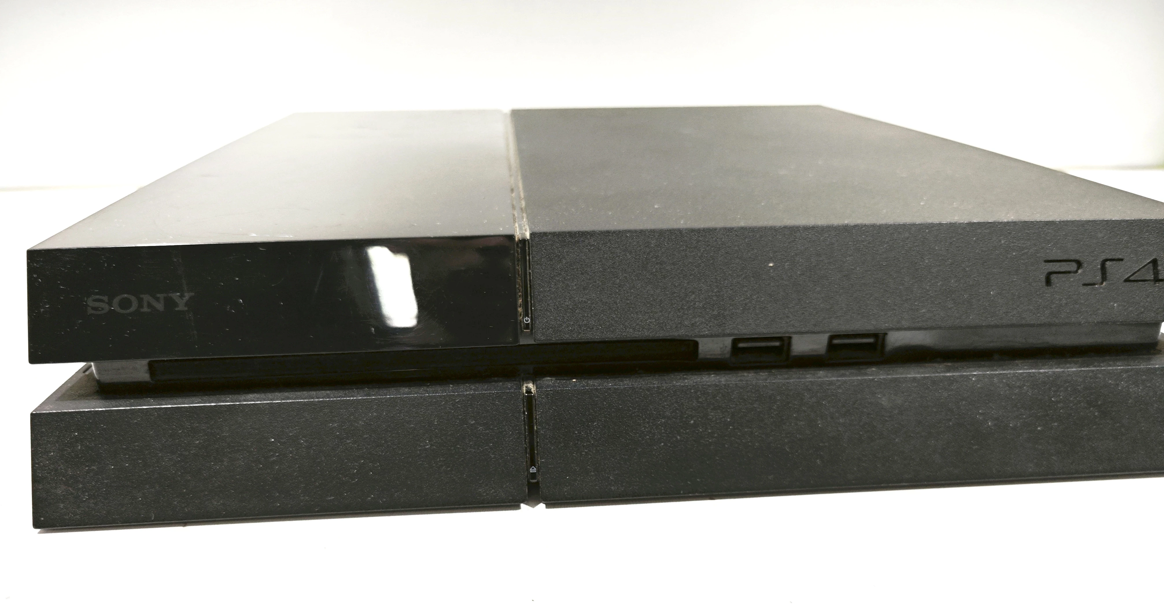 konsola-ps4-fat-500gb-czarna-opis-kolor-czarny