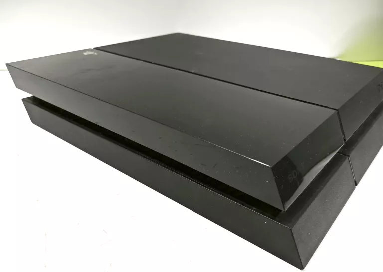 konsola-ps4-fat-500gb-czarna-opis-liczba-kontrolerow-w-zestawie-1