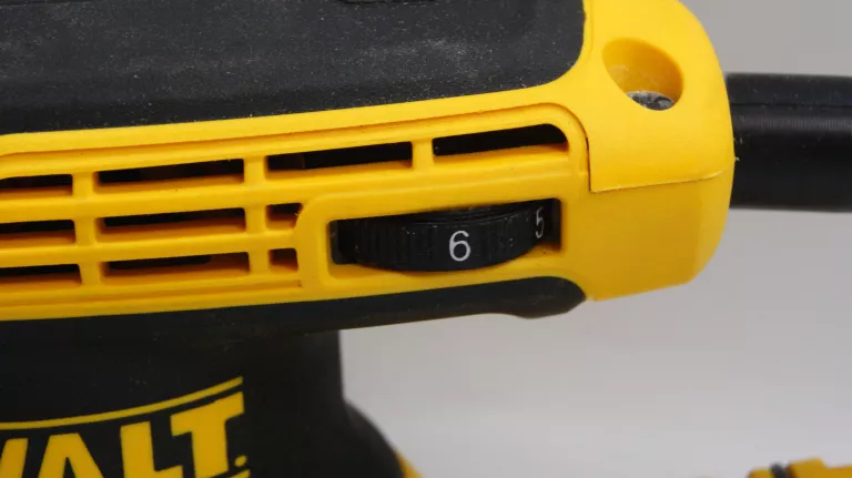 SZLIFIERKA MIMOŚRODOWA DEWALT DWE6423 GW KARTON