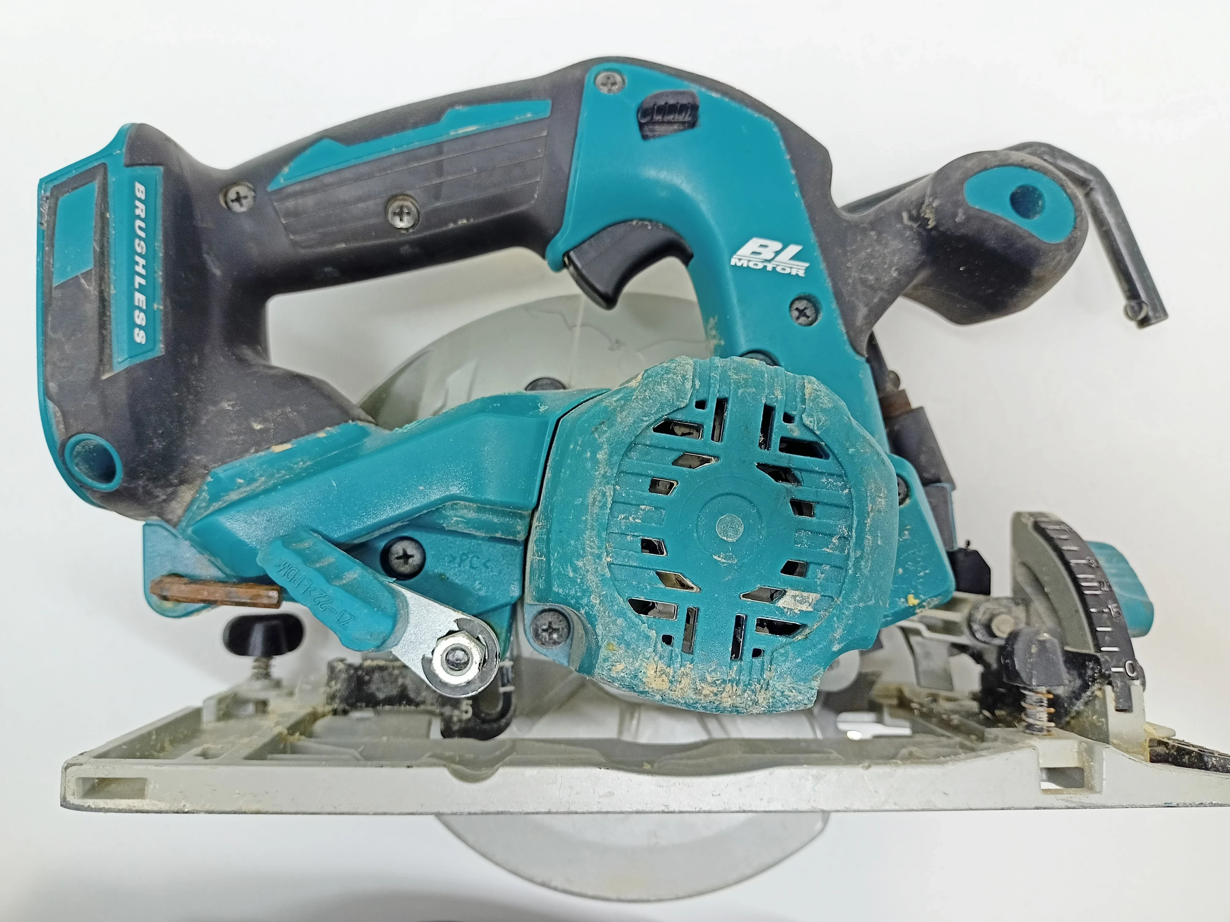 pilarka-tarczowa-makita-dhs680-marka-makita