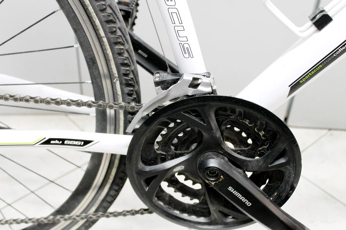 rower-spartacus-cross-rama-19-kola-28-model-cross-20-19bialy