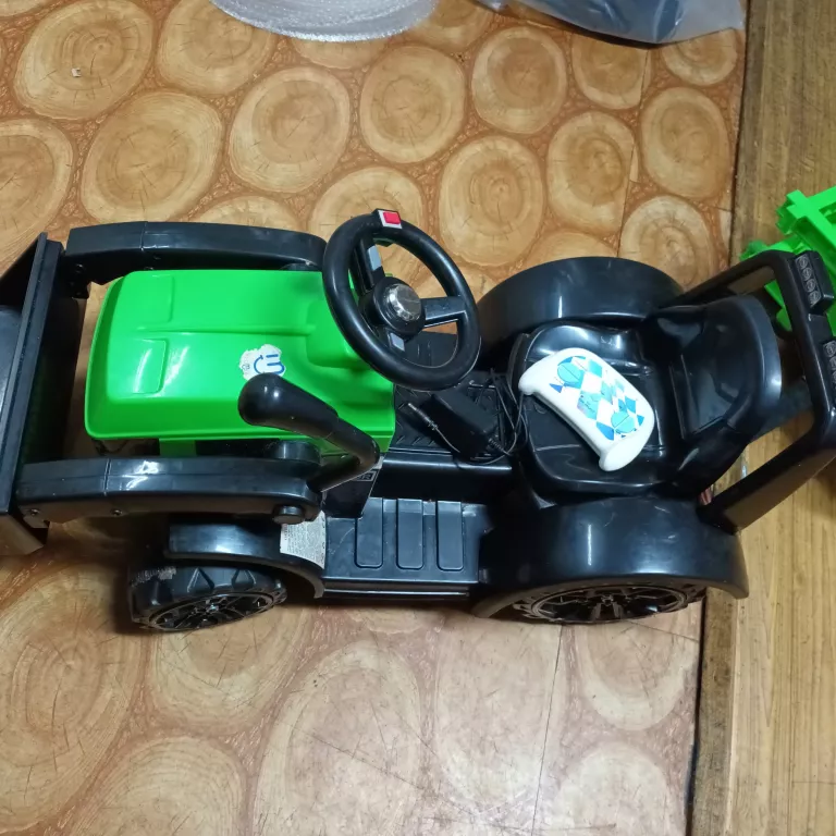 TRAKTOR Z PRZYCZEPĄ ELEKTRYCZNY STEROWANY Z PILOTA