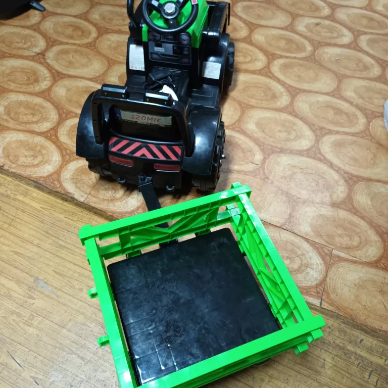 TRAKTOR Z PRZYCZEPĄ ELEKTRYCZNY STEROWANY Z PILOTA
