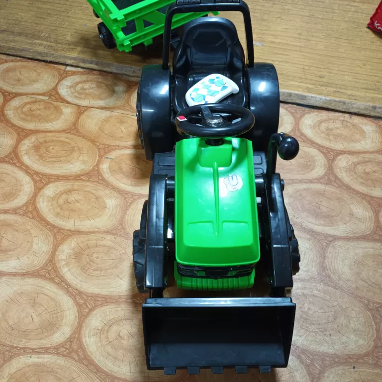 TRAKTOR Z PRZYCZEPĄ ELEKTRYCZNY STEROWANY Z PILOTA