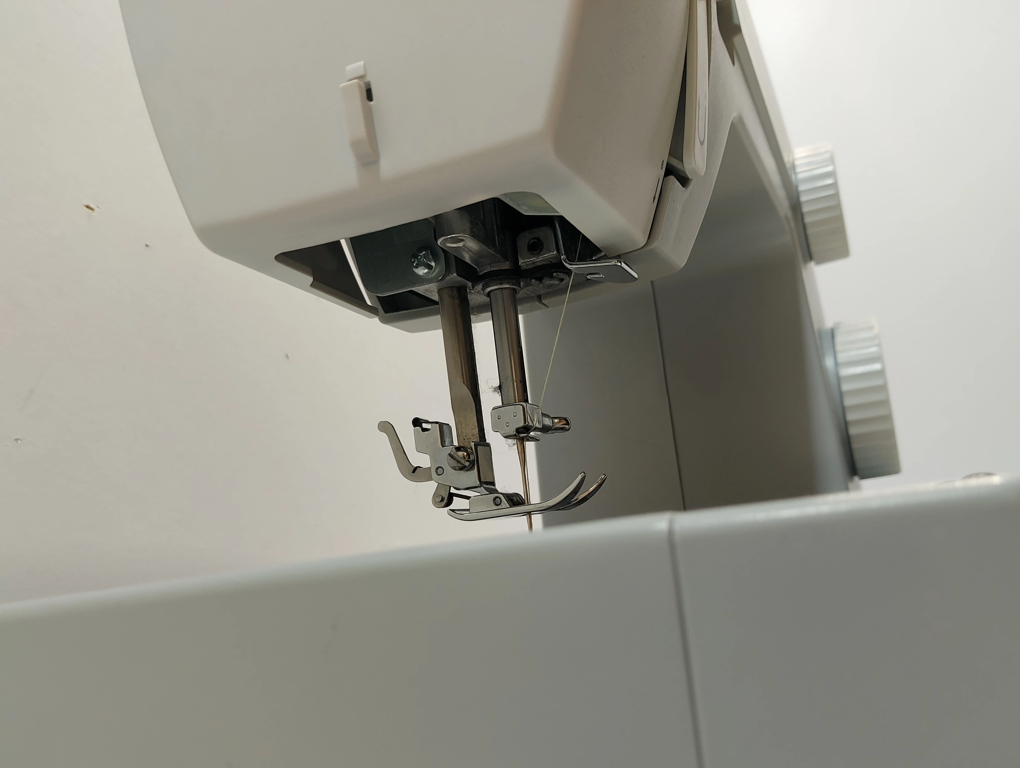 maszyna-do-szycia-singer-heavy-duty-4411-kolor-dominujacy-srebrnyszary