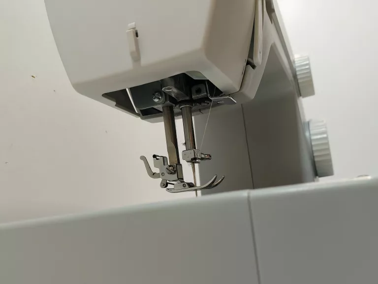 maszyna-do-szycia-singer-heavy-duty-4411-kolor-dominujacy-srebrnyszary
