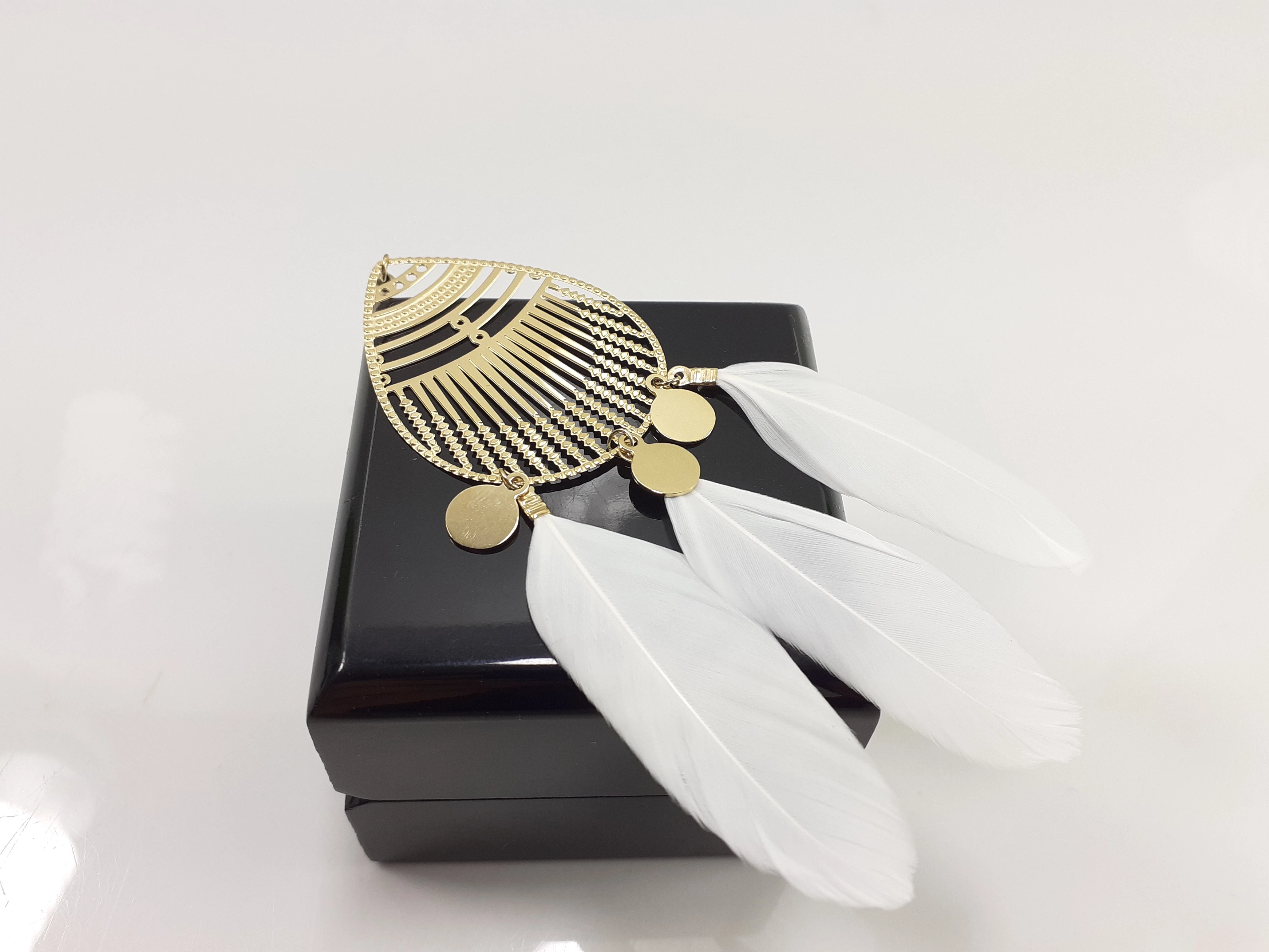 kolczyki-stal-pozlacana-wiszace-duze-lezki-z-piorami-grochowska-8385-poznan-ska-x