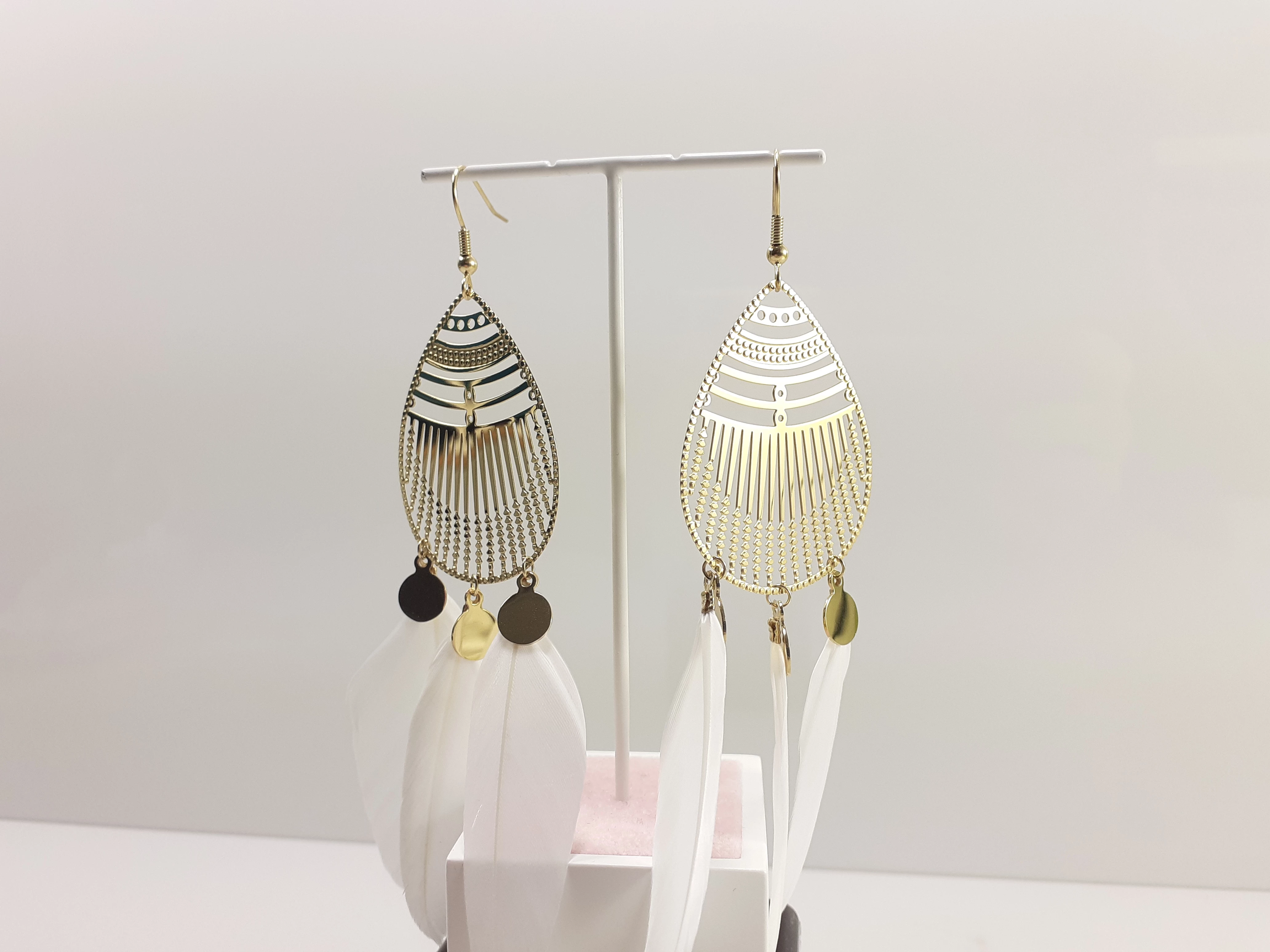 kolczyki-stal-pozlacana-wiszace-duze-lezki-z-piorami-stan-11323-1