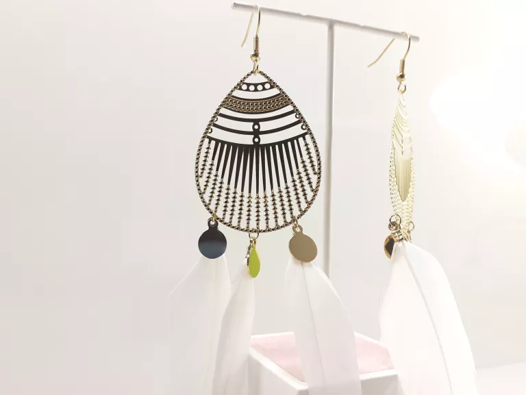 kolczyki-stal-pozlacana-wiszace-duze-lezki-z-piorami-ean-gtin-5903678521660