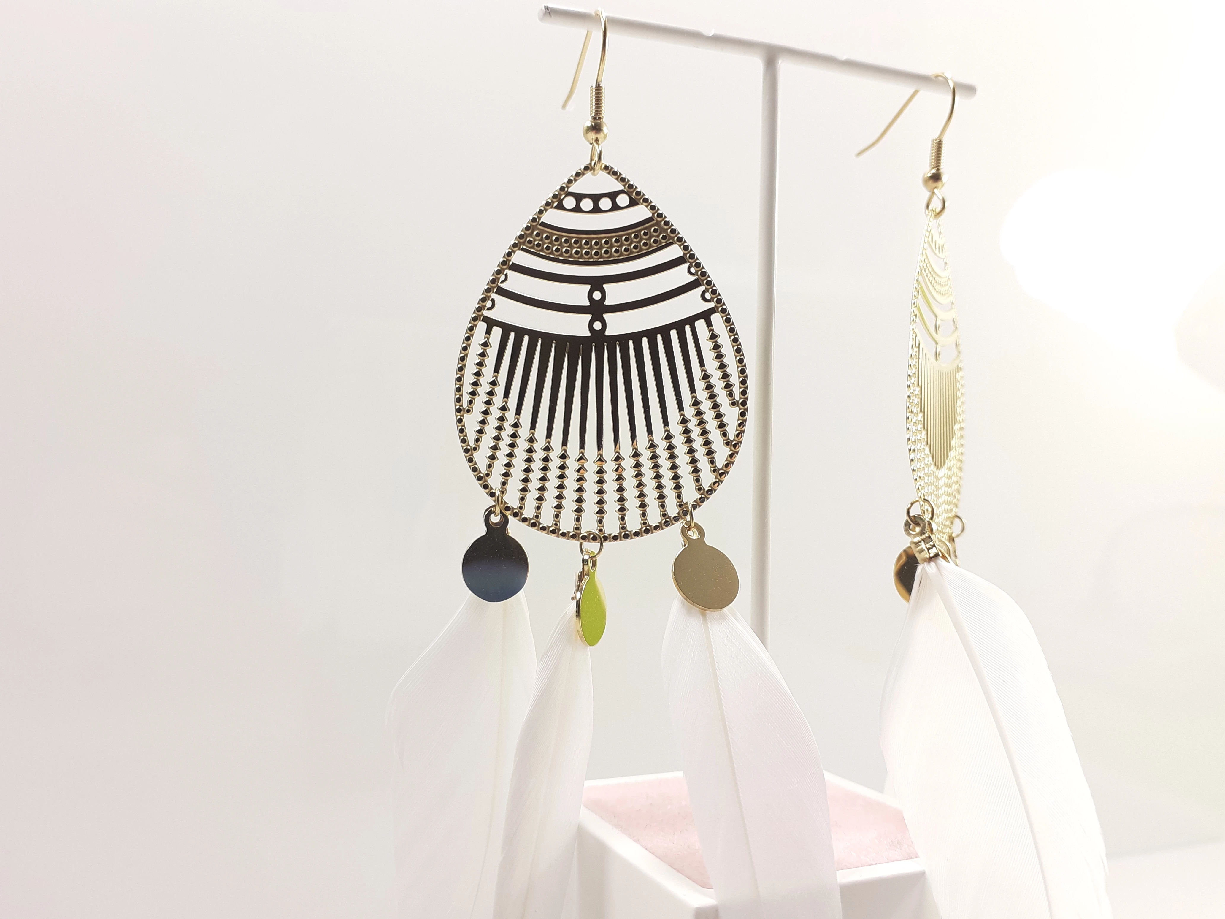 kolczyki-stal-pozlacana-wiszace-duze-lezki-z-piorami-ean-gtin-5903678521660