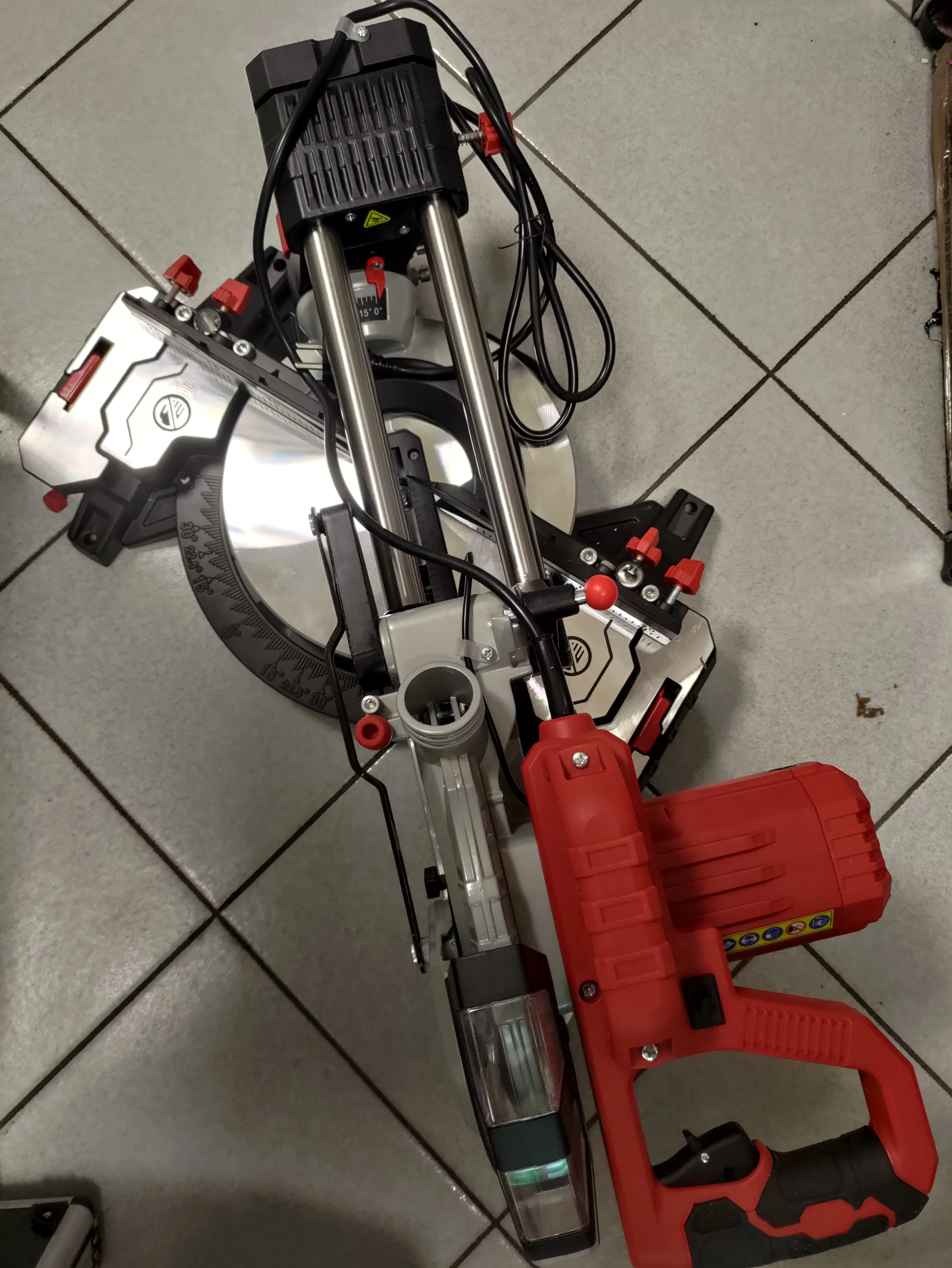 pila-ukosowa-hecht-829-ukosnica-z-laserem-2000w-210-mm-jak-nowa-gw-srednica-tarczy-255