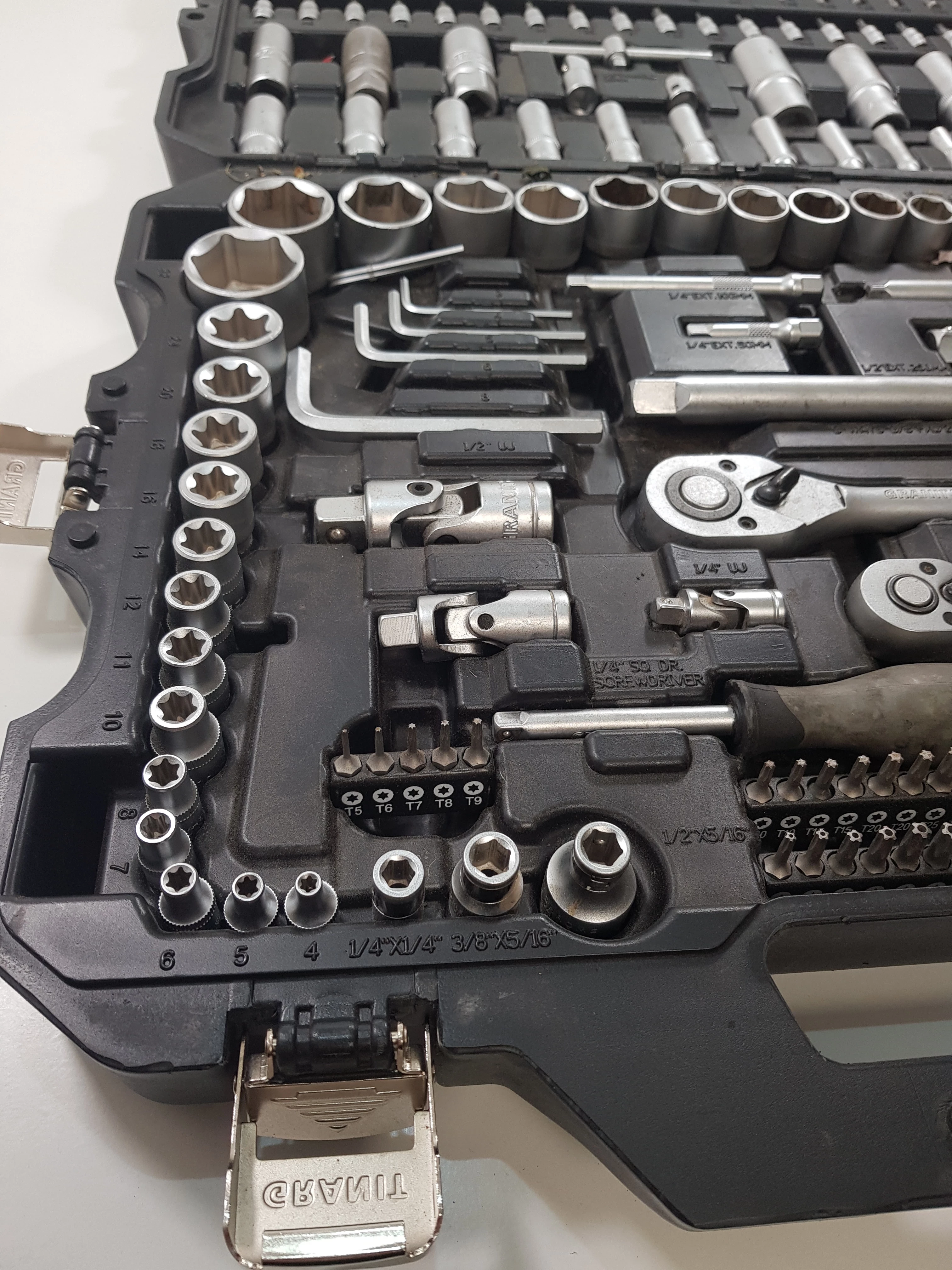 zestaw-kluczy-granit-walizka-liczba-elementow-w-zestawie-181