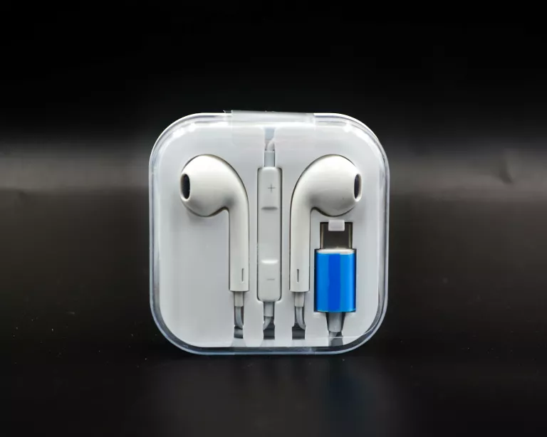 sluchawki-uniwersalne-usb-c-iphone-samsung-stan-powystawowy