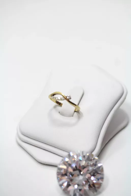 ZŁOTY PIERŚCIONEK Z CYRKONIAMI PR.333 R.11 1,36G