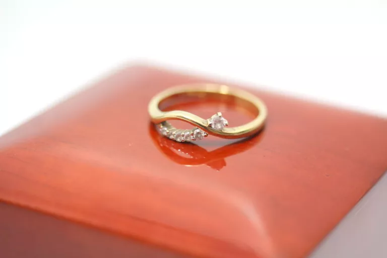 ZŁOTY PIERŚCIONEK Z CYRKONIAMI PR.333 R.11 1,36G