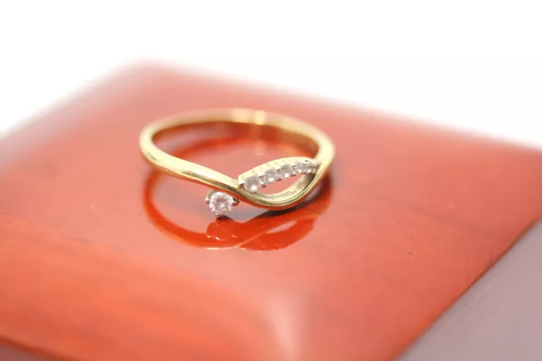 ZŁOTY PIERŚCIONEK Z CYRKONIAMI PR.333 R.11 1,36G