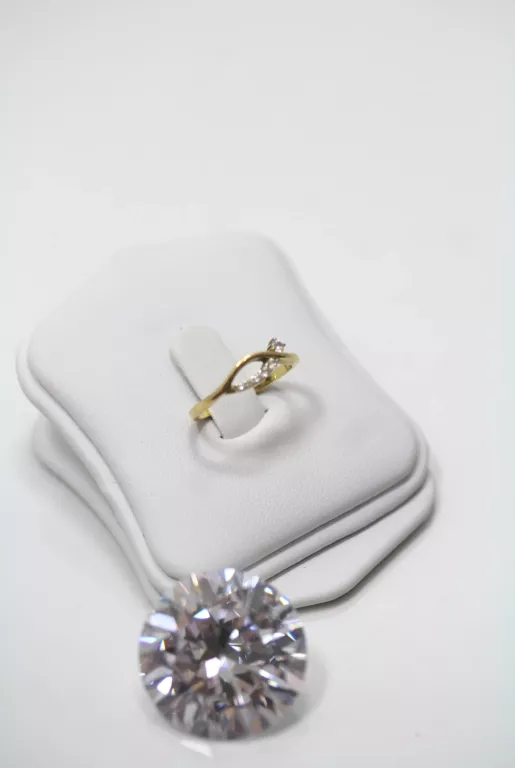 ZŁOTY PIERŚCIONEK Z CYRKONIAMI PR.333 R.11 1,36G