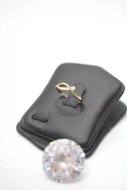 ZŁOTY PIERŚCIONEK Z CYRKONIAMI PR.333 R.11 1,36G