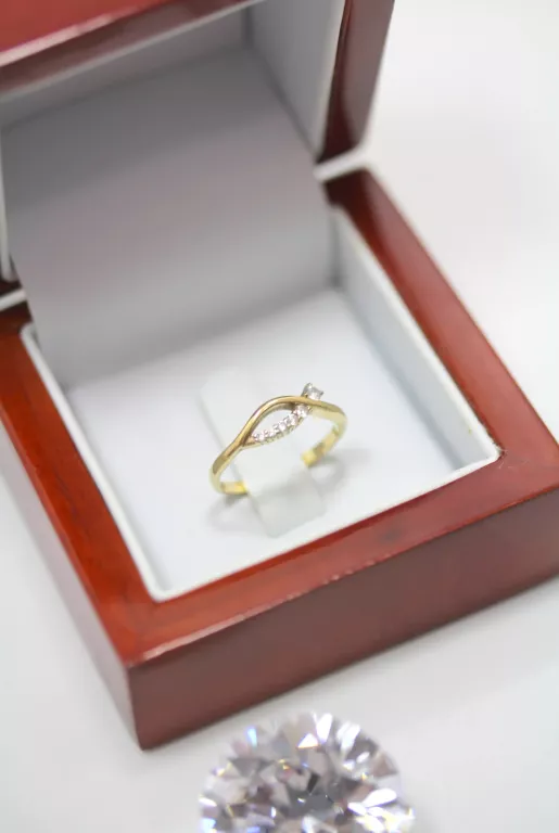 ZŁOTY PIERŚCIONEK Z CYRKONIAMI PR.333 R.11 1,36G