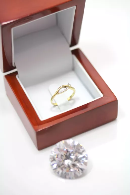 ZŁOTY PIERŚCIONEK Z CYRKONIAMI PR.333 R.11 1,36G