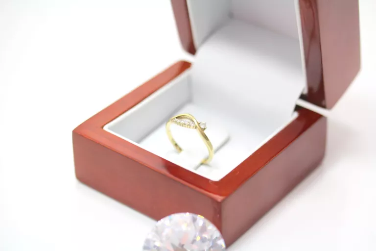 ZŁOTY PIERŚCIONEK Z CYRKONIAMI PR.333 R.11 1,36G