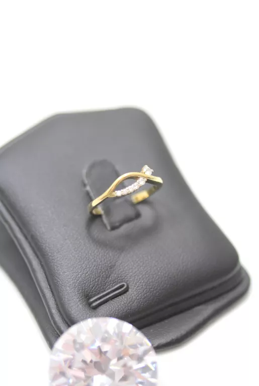 ZŁOTY PIERŚCIONEK Z CYRKONIAMI PR.333 R.11 1,36G